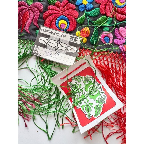 Vintage NWT Hungarian Floral Embroidered Cotton Fringed Table Cloth Placemat - Picture 9 of 11